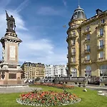 Deluxe Apt-Views To Historic Maria Cristina Hotel