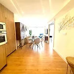 Bahia Luxurious Apartment, 3 Double Rooms, Free Parking, Terrace, Brand New