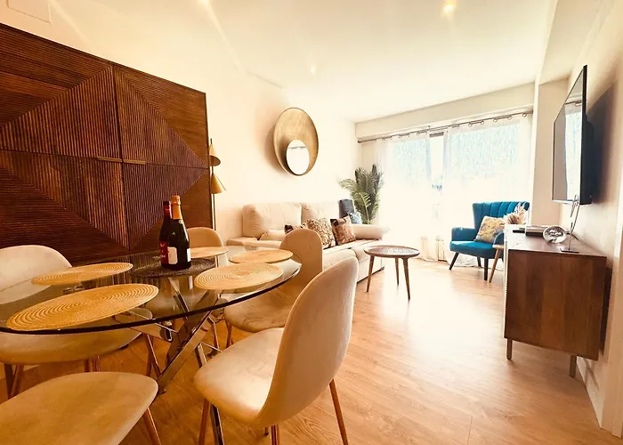 Bahia Luxurious Apartment, 3 Double Rooms, Free Parking, Terrace, Brand New