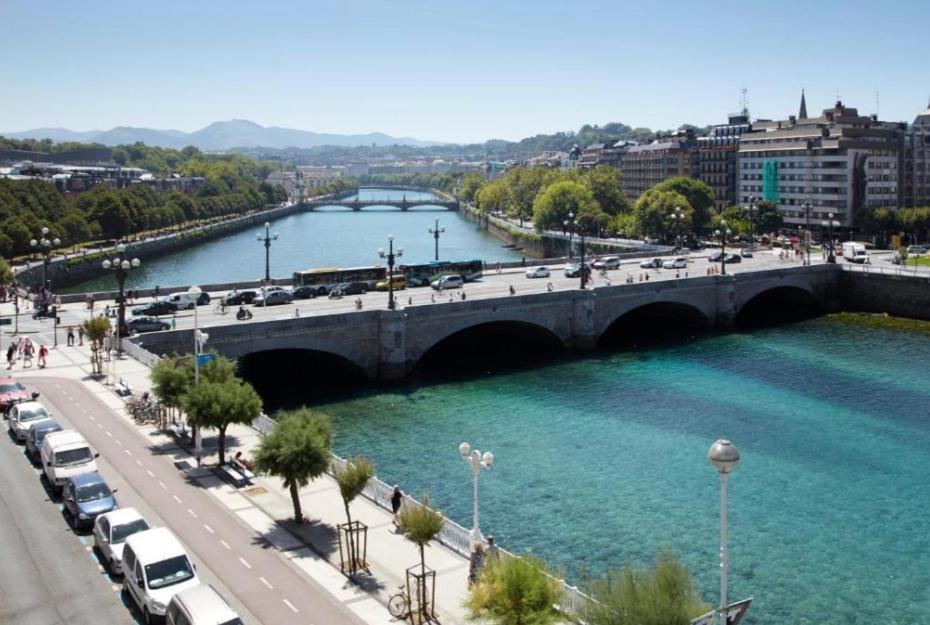 Deluxe Apt-views To Historic Maria Cristina Apartment