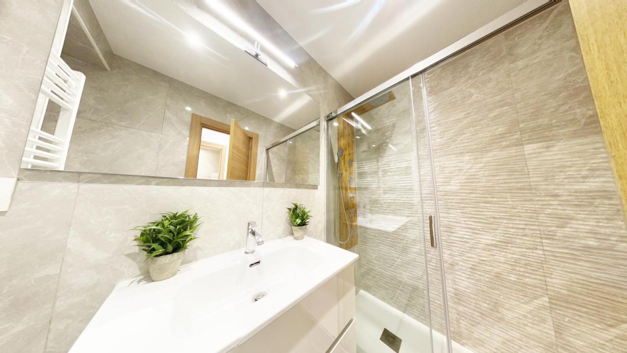 Paradise Luxurious Apartment, Free Parking, 3 Double Rooms, 4 Beds, Terrace, Jacuzzi, New