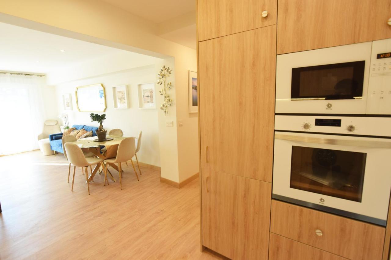 Paradise Luxurious Apartment, Free Parking, 3 Double Rooms, 4 Beds, Terrace, Jacuzzi, New