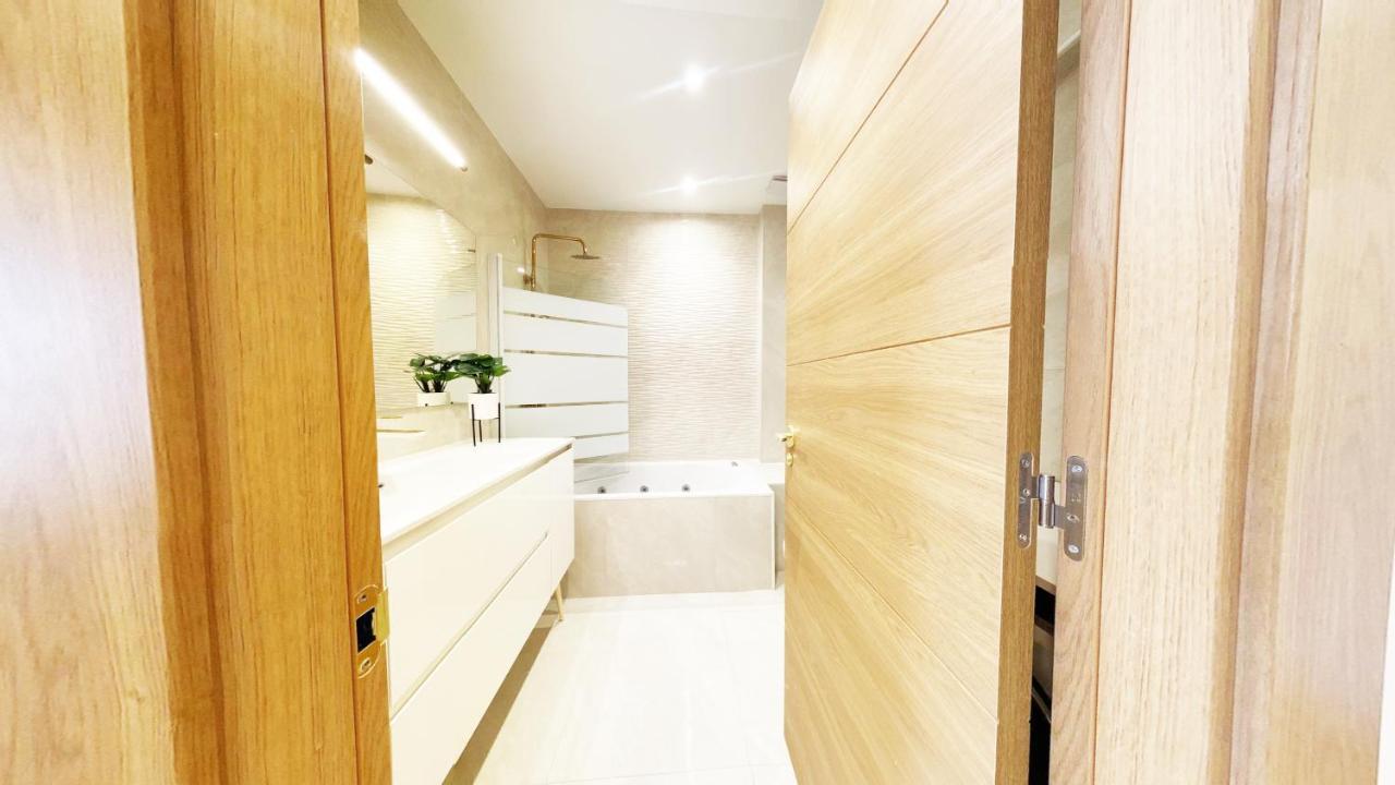 Paradise Luxurious Apartment, Free Parking, 3 Double Rooms, 4 Beds, Terrace, Jacuzzi, New *