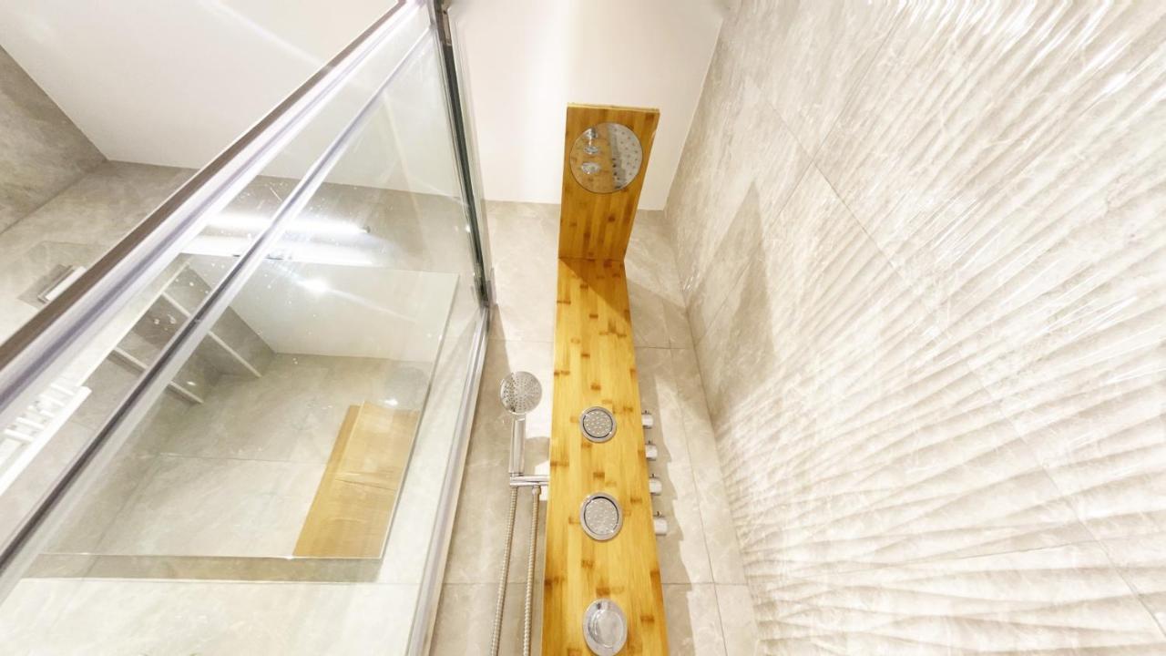 Paradise Luxurious Apartment, Free Parking, 3 Double Rooms, 4 Beds, Terrace, Jacuzzi, New * San Sebastian