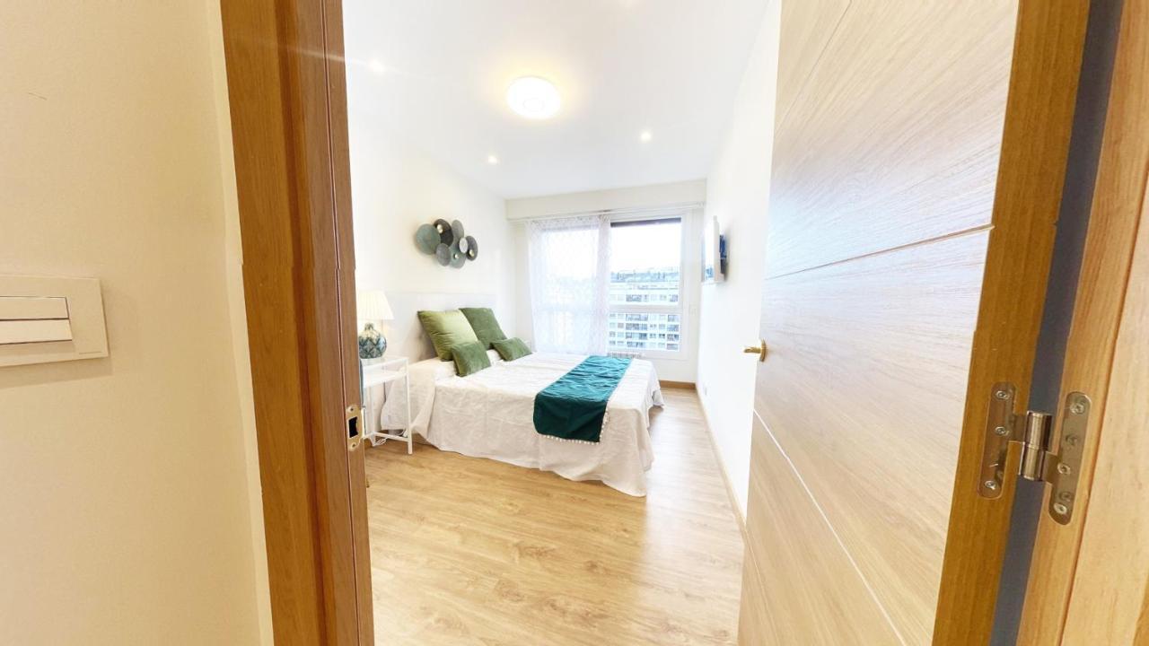 Paradise Luxurious Apartment, Free Parking, 3 Double Rooms, 4 Beds, Terrace, Jacuzzi, New Apartment *