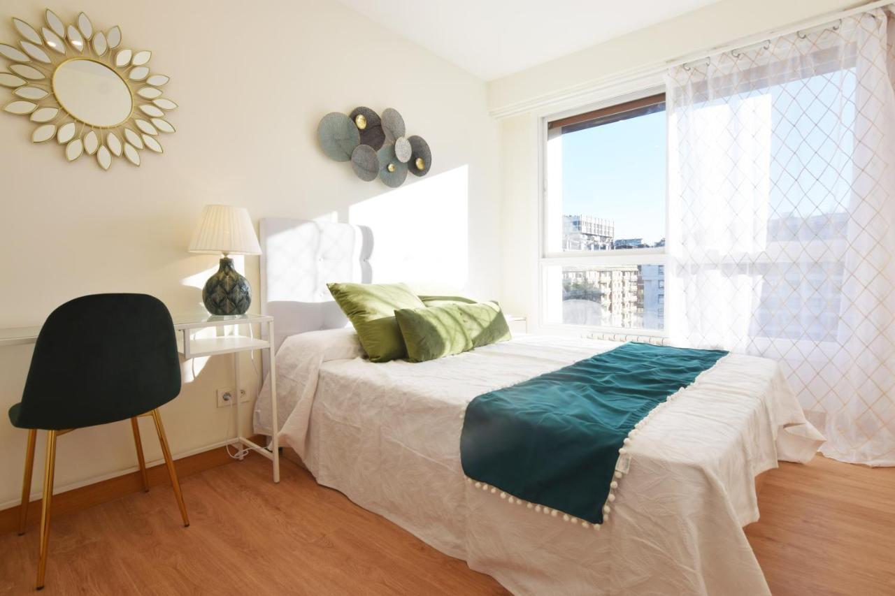 Paradise Luxurious Apartment, Free Parking, 3 Double Rooms, 4 Beds, Terrace, Jacuzzi, New * San Sebastian