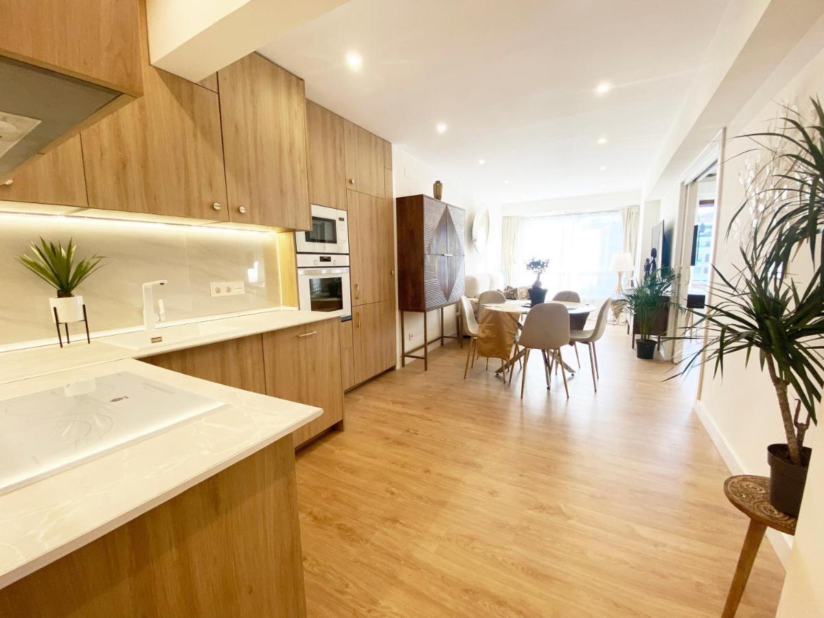 Bahia Luxurious Apartment, 3 Double Rooms, Free Parking, Terrace, Brand New