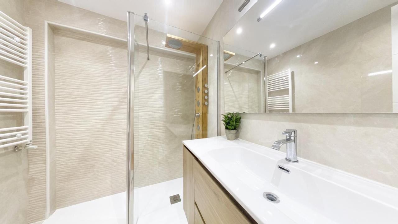 Bahia Luxurious Apartment, 3 Double Rooms, Free Parking, Terrace, Brand New Appartement *