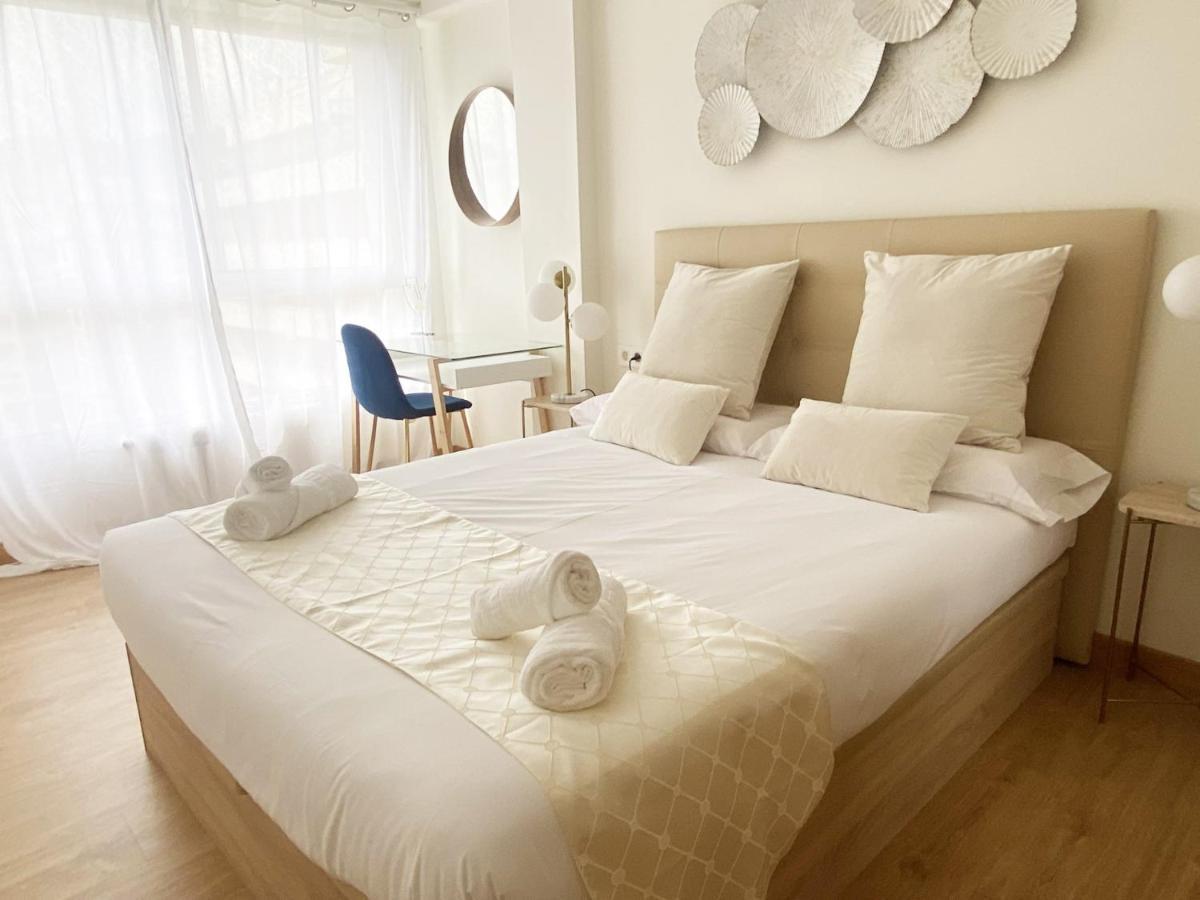 Paradise Luxurious Apartment, Free Parking, 3 Double Rooms, 4 Beds, Terrace, Jacuzzi, New Apartment *