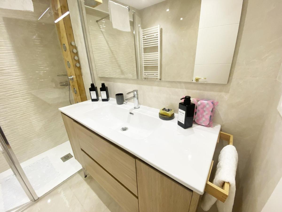 Bahia Luxurious Apartment, 3 Double Rooms, Free Parking, Terrace, Brand New Apartment *