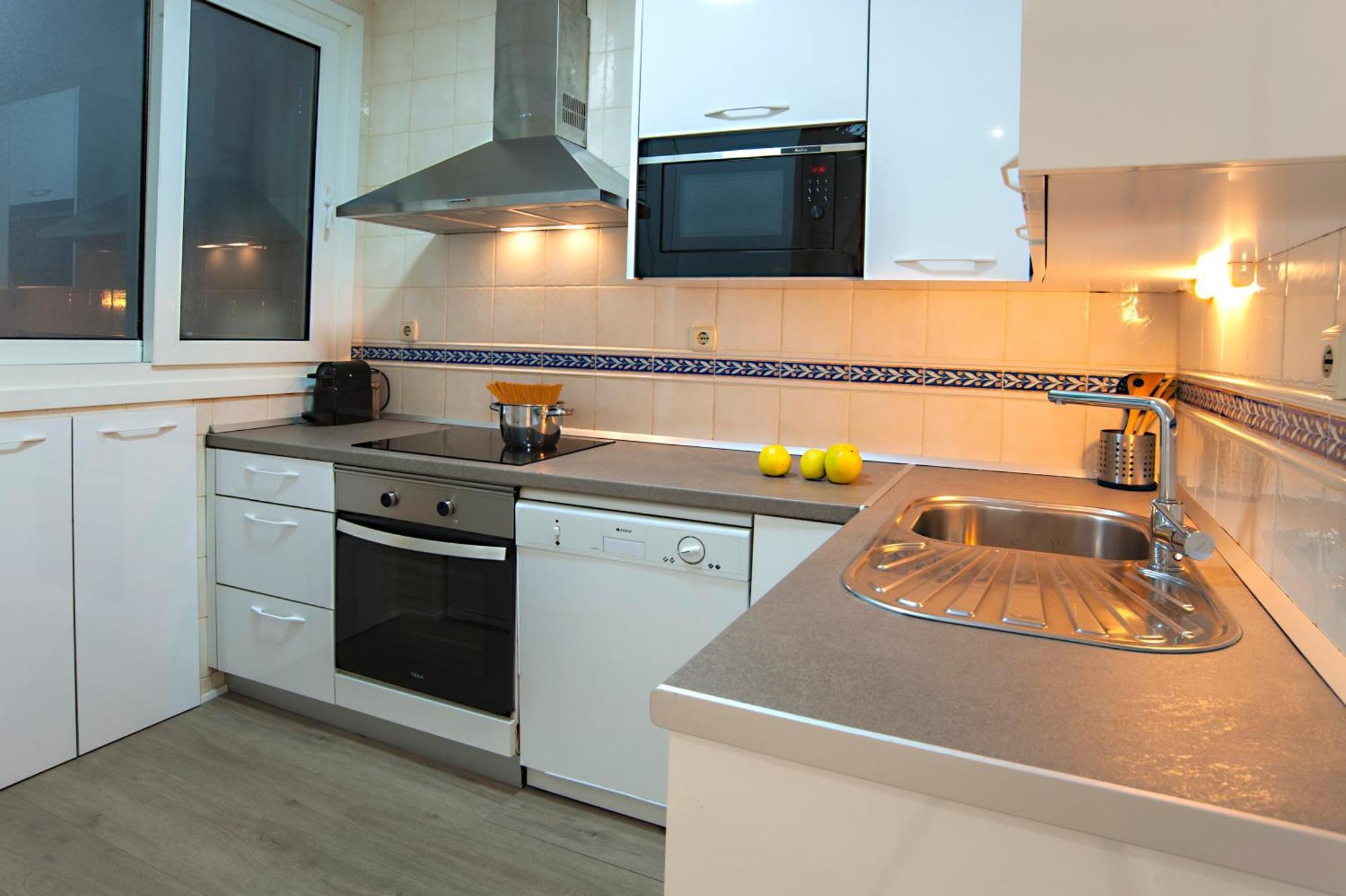 Donostia, A Pocos Pasos De La Playa De La Concha. Apartamento *