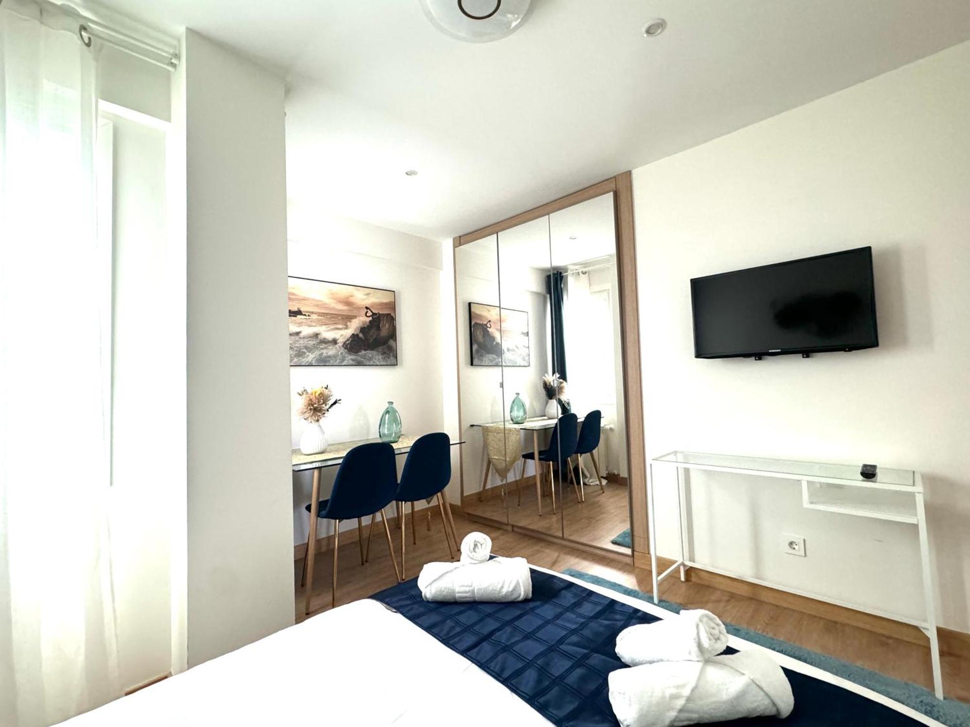 Paradise Luxurious Apartment, Free Parking, 3 Double Rooms, 4 Beds, Terrace, Jacuzzi, New