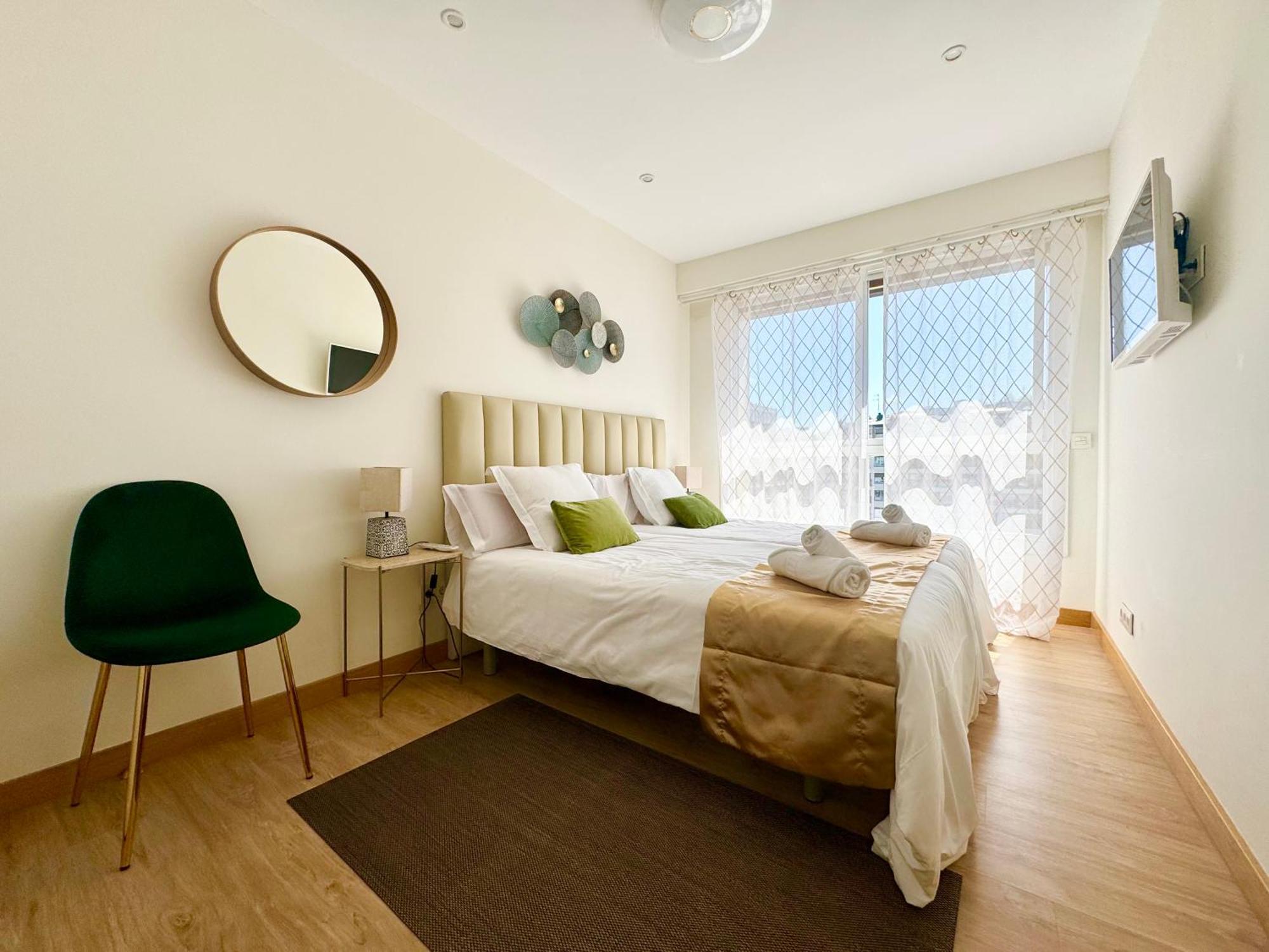 Paradise Luxurious Apartment, Free Parking, 3 Double Rooms, 4 Beds, Terrace, Jacuzzi, New San Sebastian
