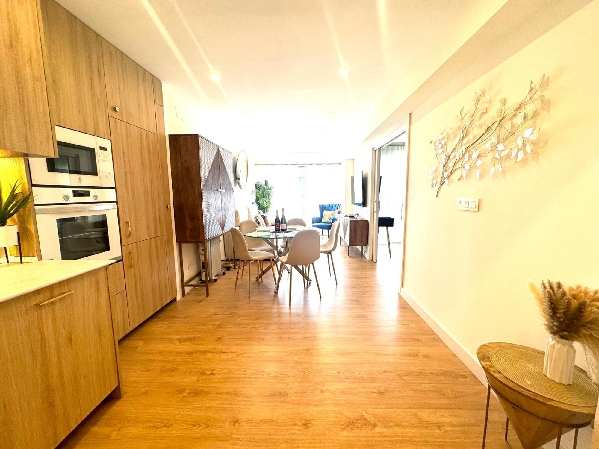 Bahia Luxurious Apartment, 3 Double Rooms, Free Parking, Terrace, Brand New Appartement