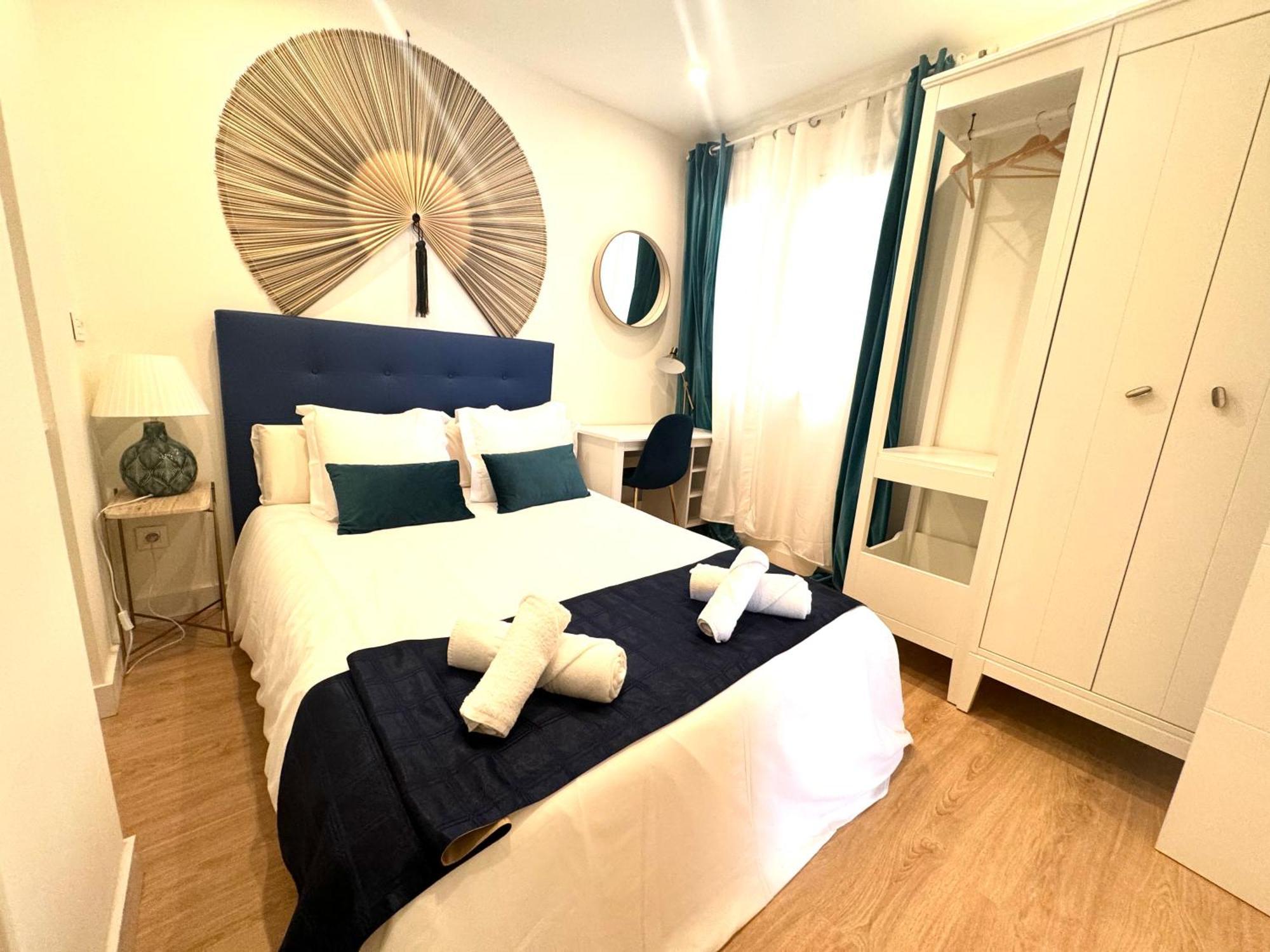 Bahia Luxurious Apartment, 3 Double Rooms, Free Parking, Terrace, Brand New Apartment