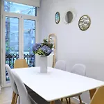 Cozy And Centric Apartment By Cisan Rentals