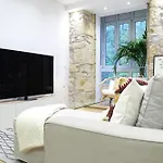 Cozy And Centric Apartment By Cisan Rentals