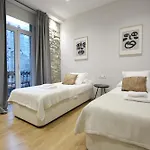 Cozy And Centric Apartment By Cisan Rentals