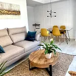 New Gorgeous Central Apartment - Beachfront - 3 Bd