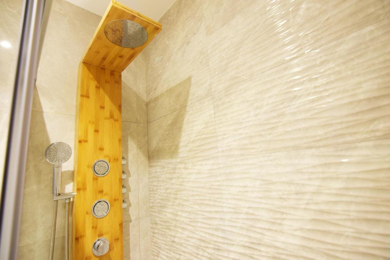 Paradise Luxurious Apartment, Free Parking, 3 Double Rooms, 4 Beds, Terrace, Jacuzzi, New *