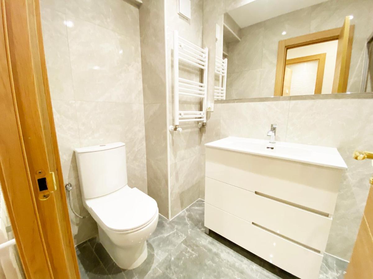Paradise Luxurious Apartment, Free Parking, 3 Double Rooms, 4 Beds, Terrace, Jacuzzi, New Apartamento San Sebastián