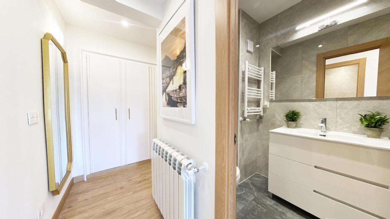 Paradise Luxurious Apartment, Free Parking, 3 Double Rooms, 4 Beds, Terrace, Jacuzzi, New * San Sebastián