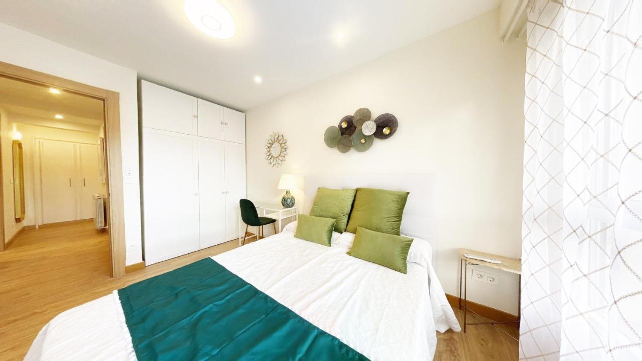 Paradise Luxurious Apartment, Free Parking, 3 Double Rooms, 4 Beds, Terrace, Jacuzzi, New Apartamento *
