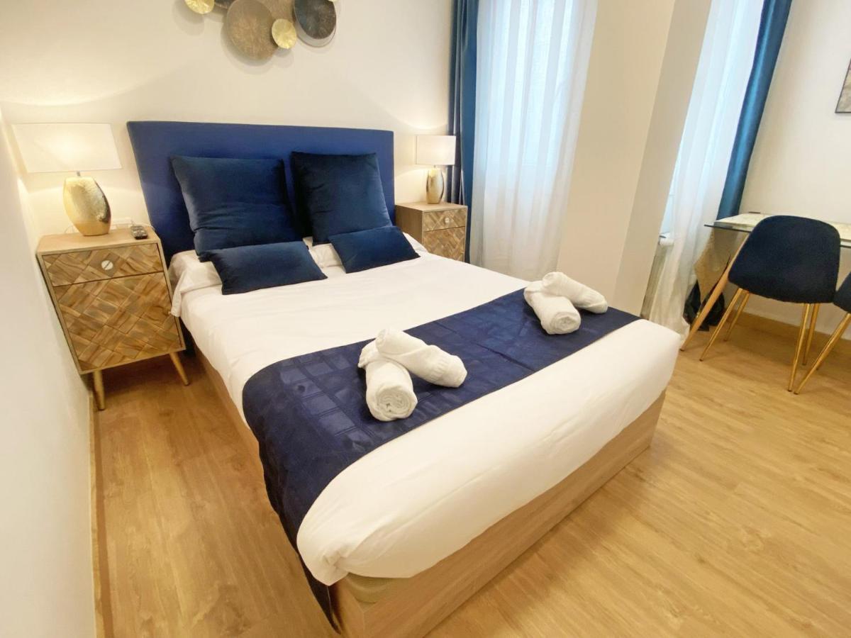 Paradise Luxurious Apartment, Free Parking, 3 Double Rooms, 4 Beds, Terrace, Jacuzzi, New *