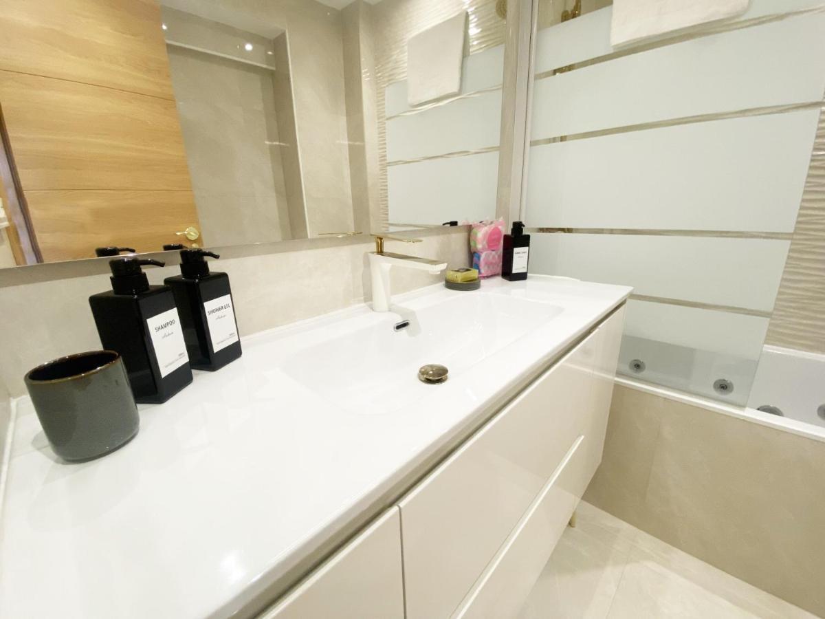 Paradise Luxurious Apartment, Free Parking, 3 Double Rooms, 4 Beds, Terrace, Jacuzzi, New Apartamento *