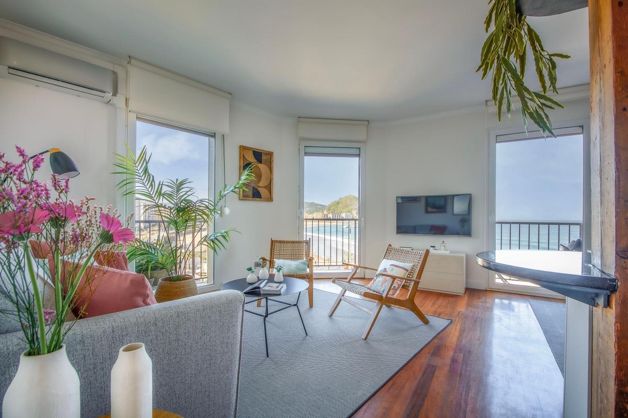 Sea Views From 4 Balconies Walk Score 90 *
