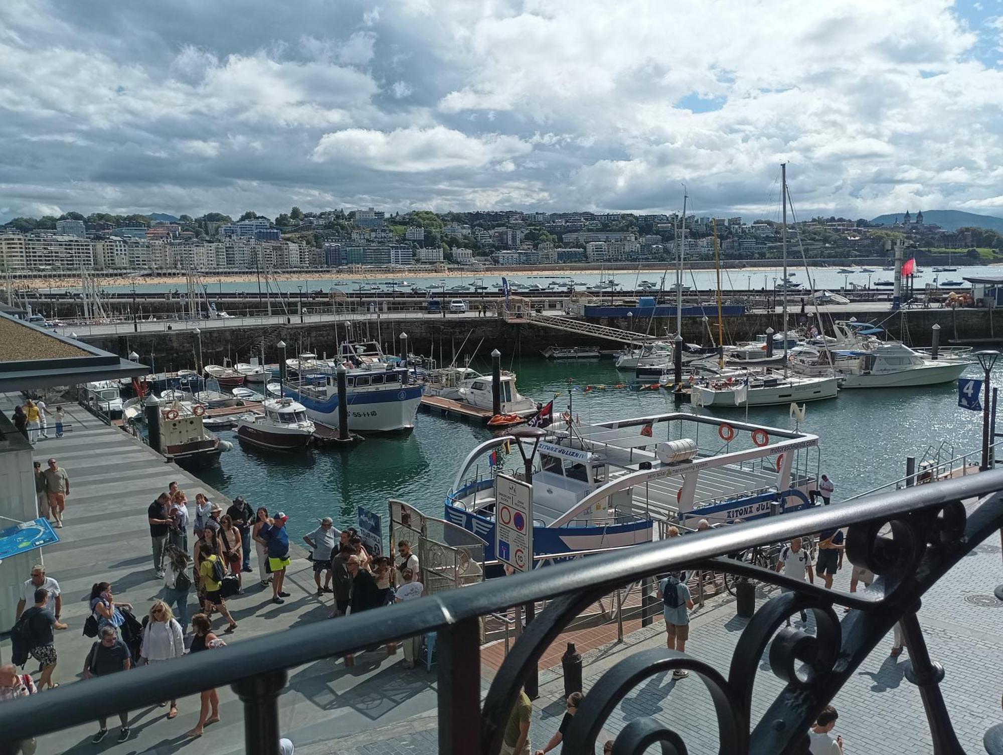 Con Vistas En El Puerto De Donostia San Sebastian