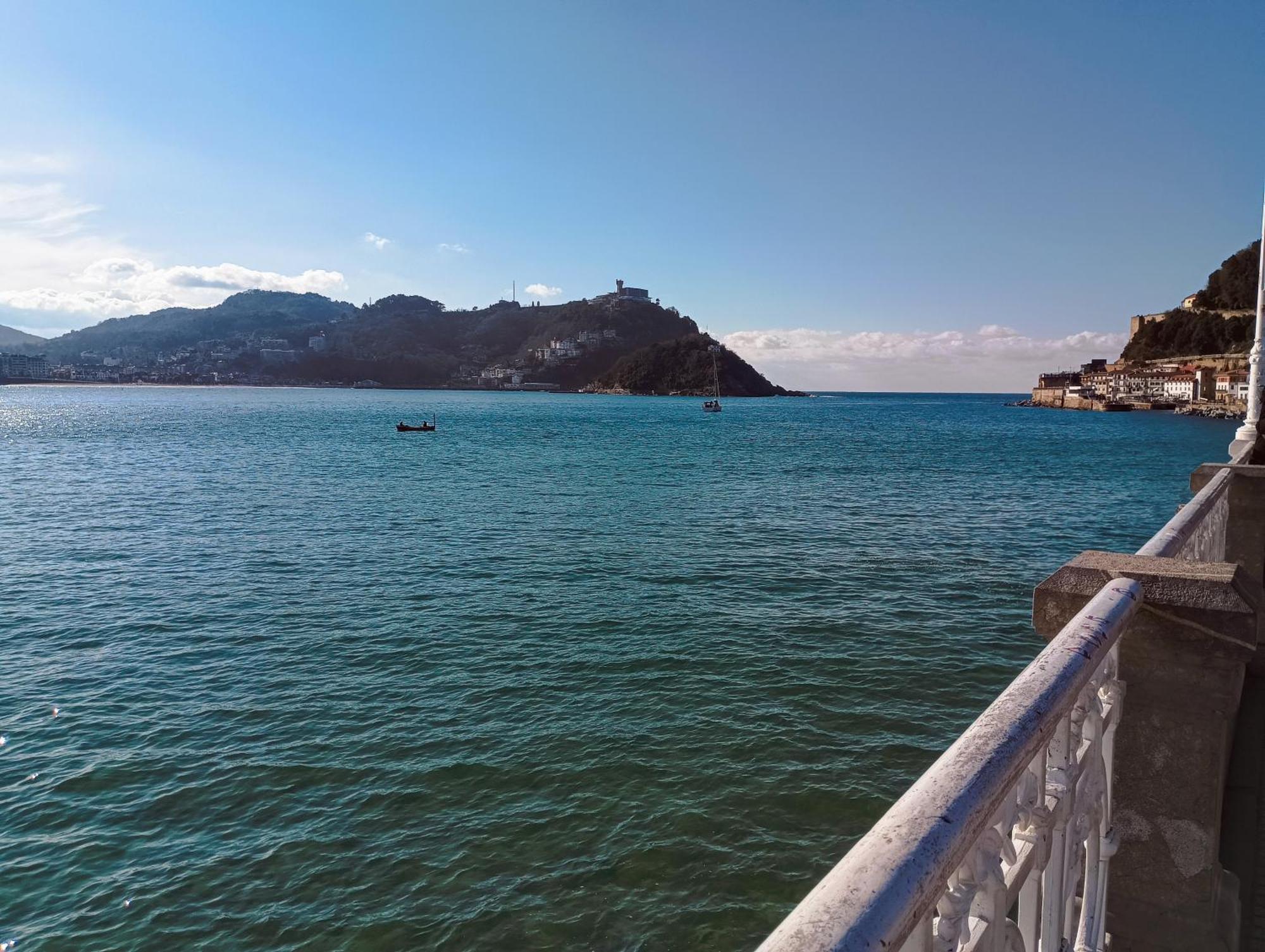 Con Vistas En El Puerto De Donostia San Sebastian