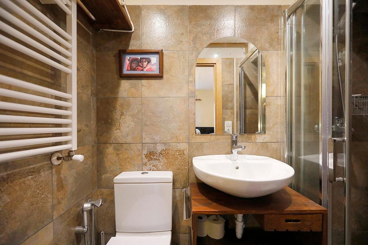 Bright 2 Bedrooms And 2 Bathrooms, Balcony And Views