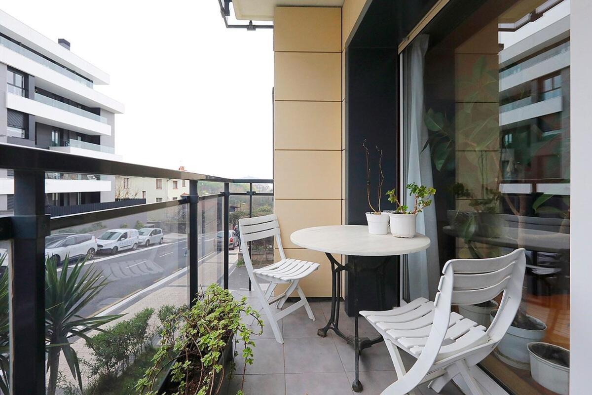 Bright 2 Bedrooms And 2 Bathrooms, Balcony And Views Apartamento