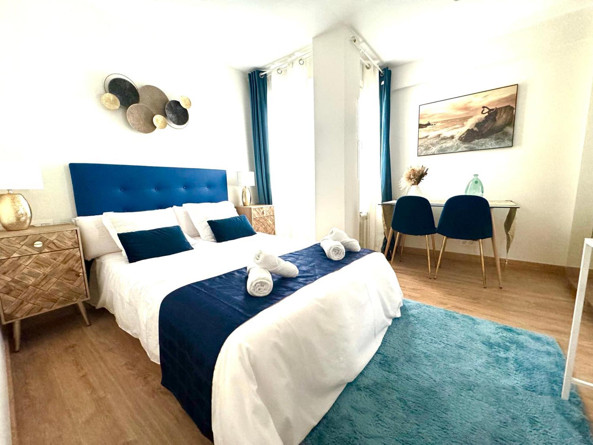 Paradise Luxurious Apartment, Free Parking, 3 Double Rooms, 4 Beds, Terrace, Jacuzzi, New *