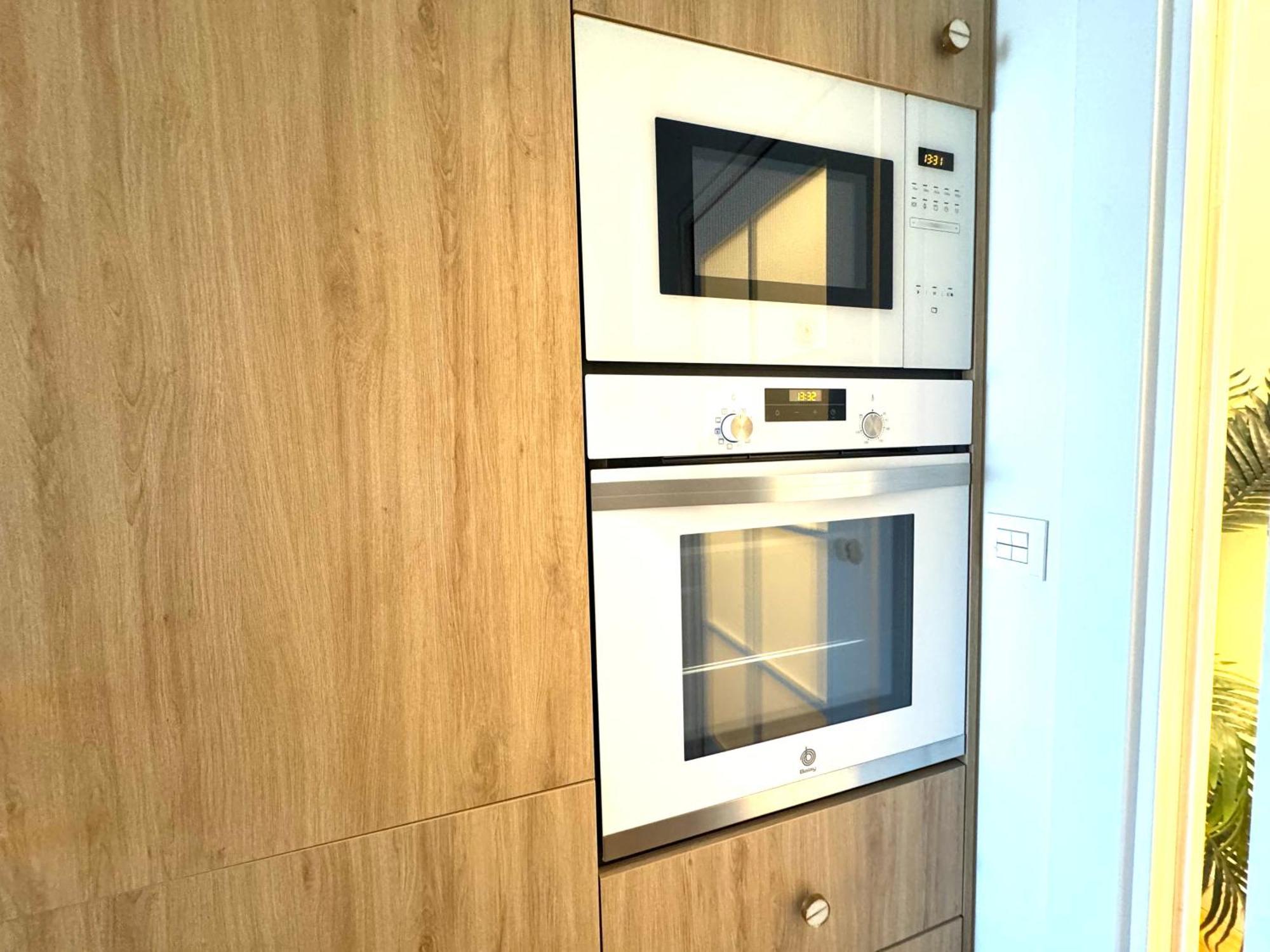 Paradise Luxurious Apartment, Free Parking, 3 Double Rooms, 4 Beds, Terrace, Jacuzzi, New Apartamento *