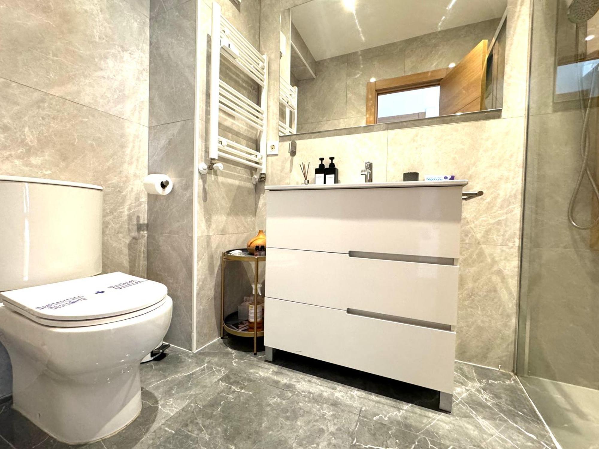 Paradise Luxurious Apartment, Free Parking, 3 Double Rooms, 4 Beds, Terrace, Jacuzzi, New *