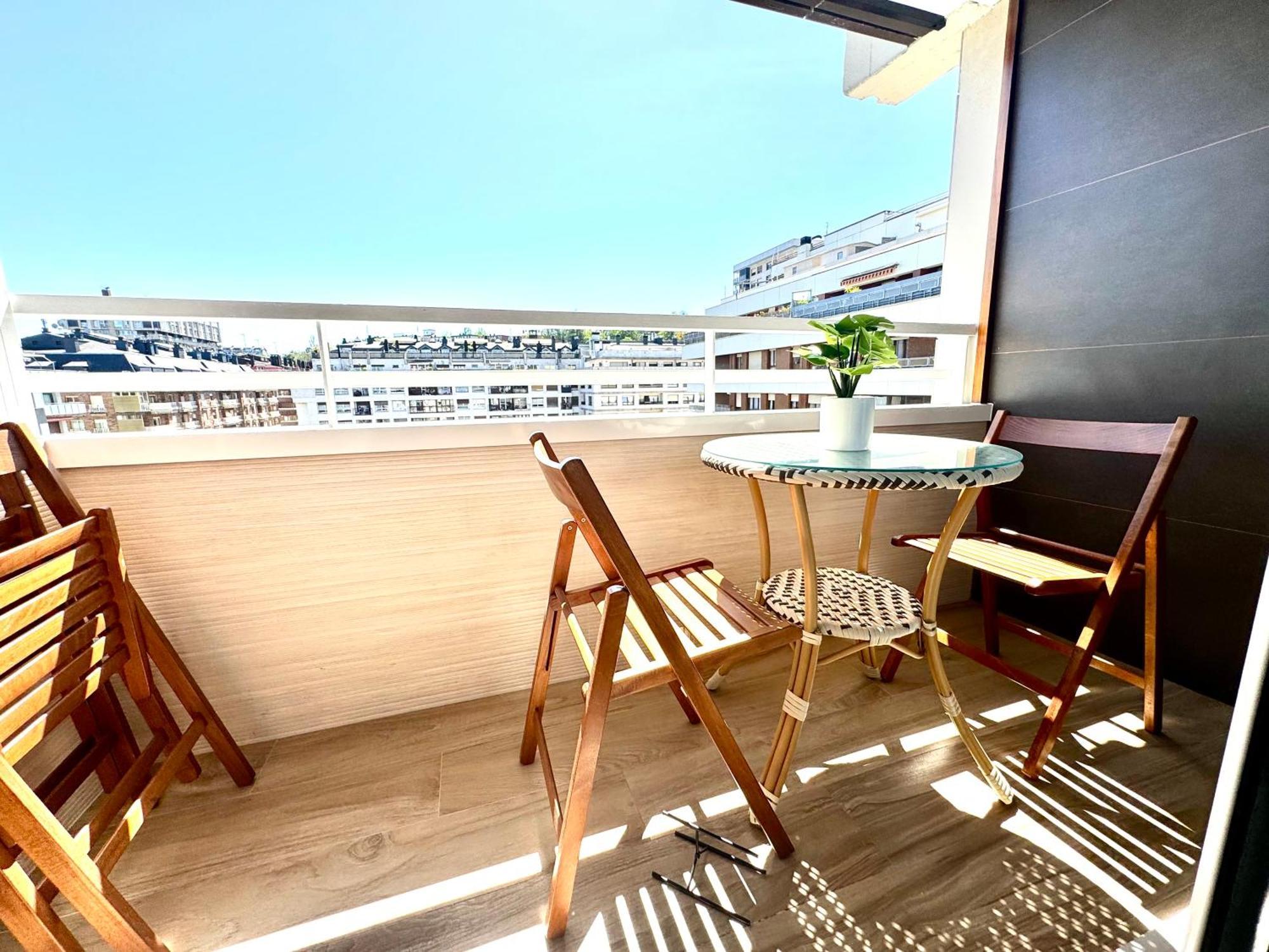 Paradise Luxurious Apartment, Free Parking, 3 Double Rooms, 4 Beds, Terrace, Jacuzzi, New
