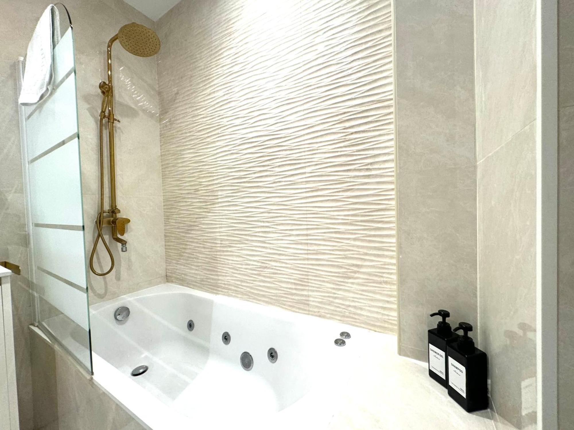 Paradise Luxurious Apartment, Free Parking, 3 Double Rooms, 4 Beds, Terrace, Jacuzzi, New Apartamento