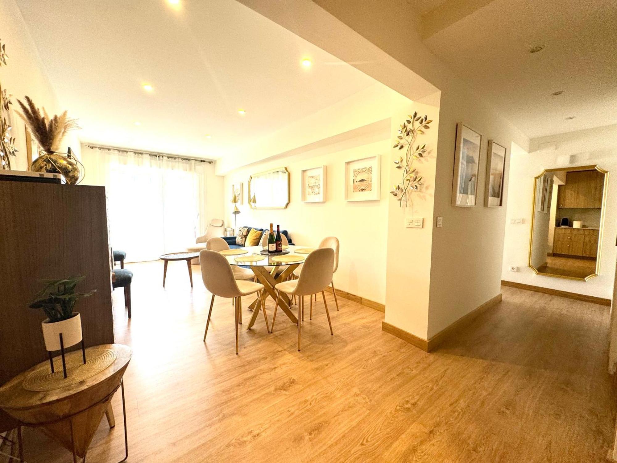 Paradise Luxurious Apartment, Free Parking, 3 Double Rooms, 4 Beds, Terrace, Jacuzzi, New San Sebastián