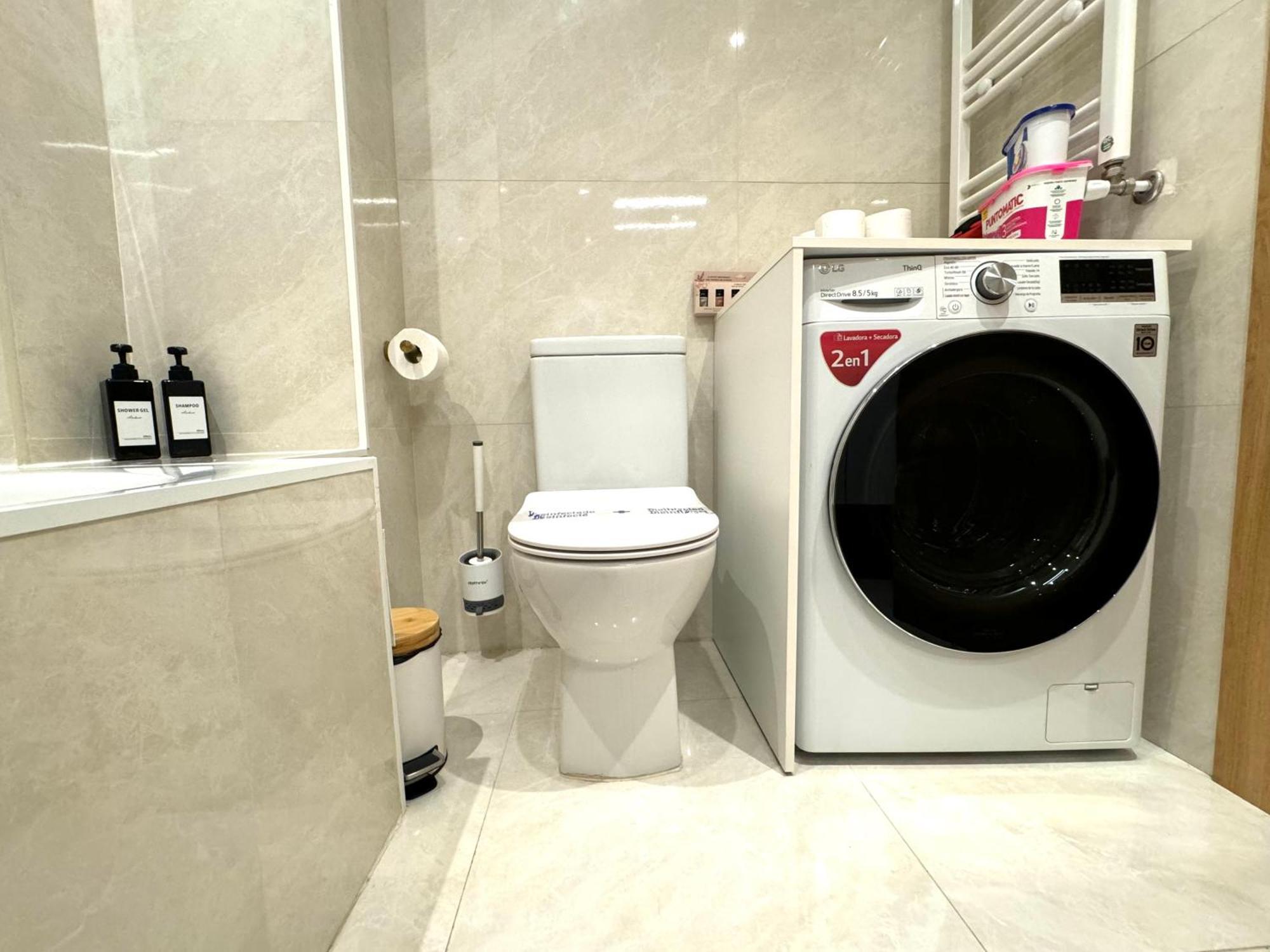 Paradise Luxurious Apartment, Free Parking, 3 Double Rooms, 4 Beds, Terrace, Jacuzzi, New Apartamento