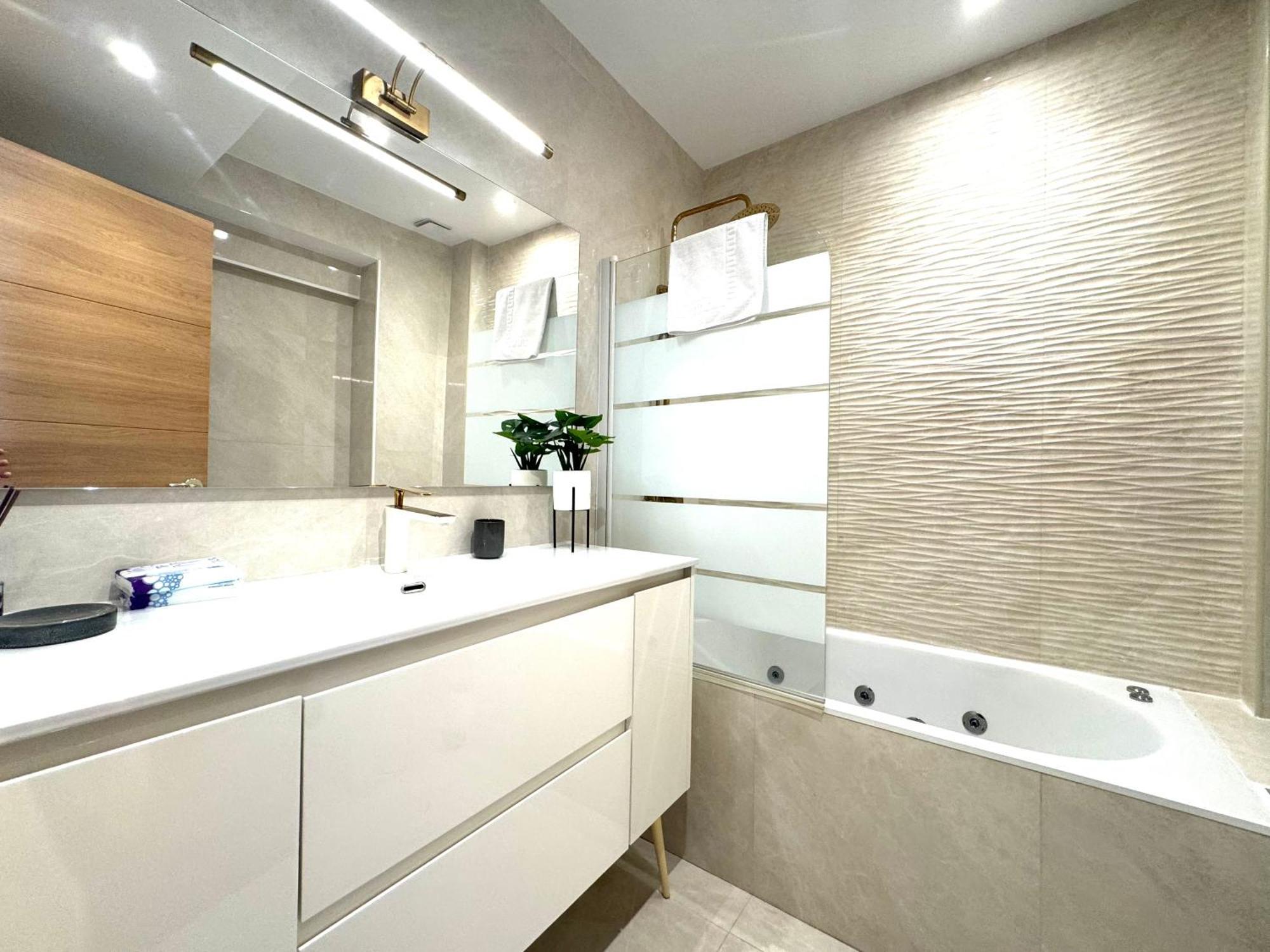 Paradise Luxurious Apartment, Free Parking, 3 Double Rooms, 4 Beds, Terrace, Jacuzzi, New * San Sebastián